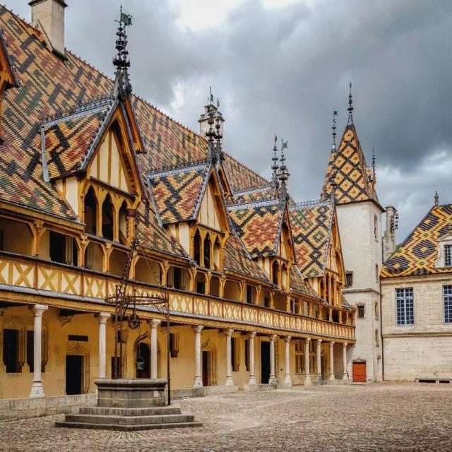 Cour de l'Hôtel-Dieu des Hospices de Beaune Instagram #beaune