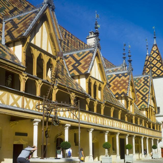 Hospices De Beaune Cour Interieure Puit 3