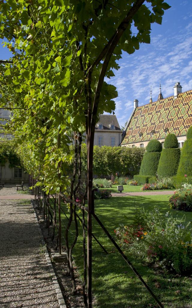 Hospices De Beaune Cour Jardins 1