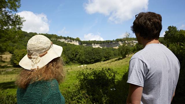 Randonnee Couple Marcheurs Vache