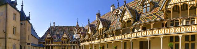 Cour Hôtel-Dieu - Hospices de Beaune en été