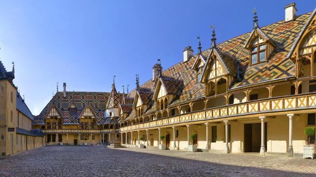 Cour Hôtel-Dieu - Hospices de Beaune en été