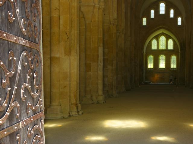 Abbaye De Fontenay Porte Abbatiale romane cistercienne ouverte sur le chœur