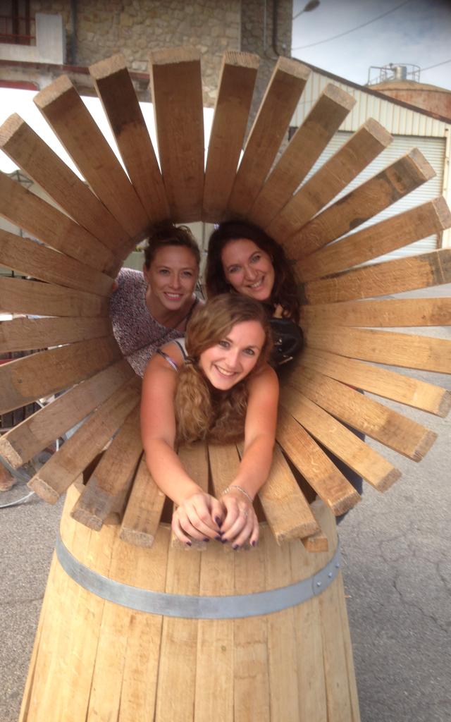 Trois femmes dans un tonneau en cours de fabrication Atelier Tonneau Vignoles