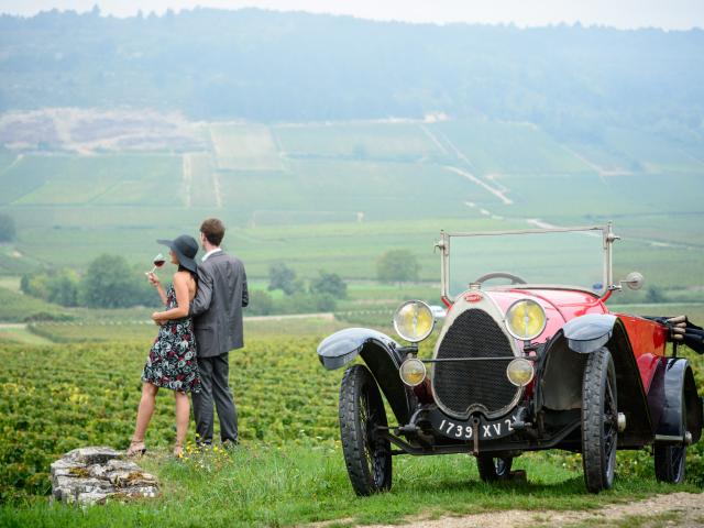 Bugatti Couple lover vignes Route Des Grands Crus Monthelie