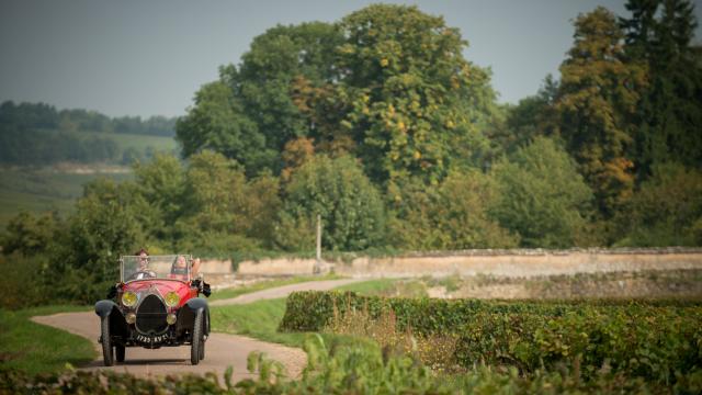 Couple en Bugatti vignes Route Des Grands Crus