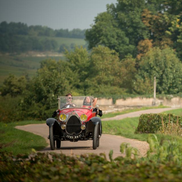 Couple en Bugatti vignes Route Des Grands Crus