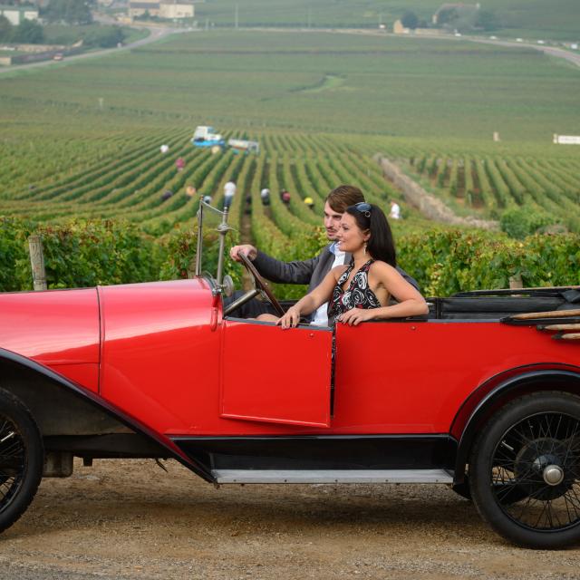 Couple en Bugatti Vendanges vignes Route Des Grands Crus