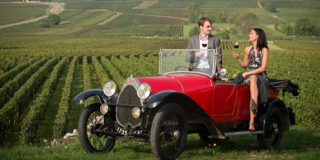 Paar auf Bugatti sitzend Weinprobe in den Weinbergen Route Des Grands Crus