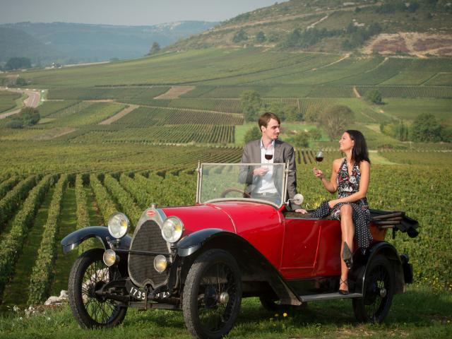 Couple assis sur Bugatti Dégustation dans les vignes Route Des Grands Crus