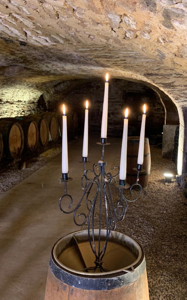 Chandelier dans les caves Senard à Aloxe Corton