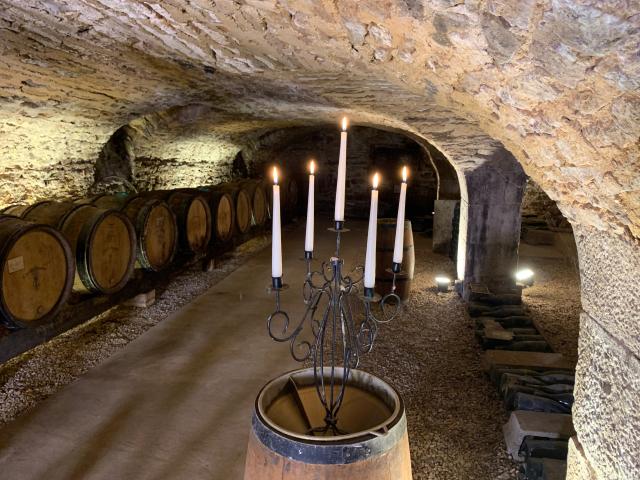 Chandelier dans les caves Senard à Aloxe Corton