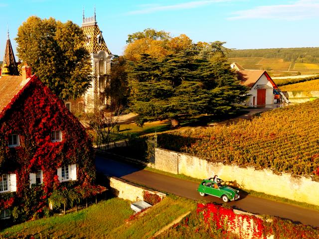 Château d'Aloxe Corton en un 2CV en otoño