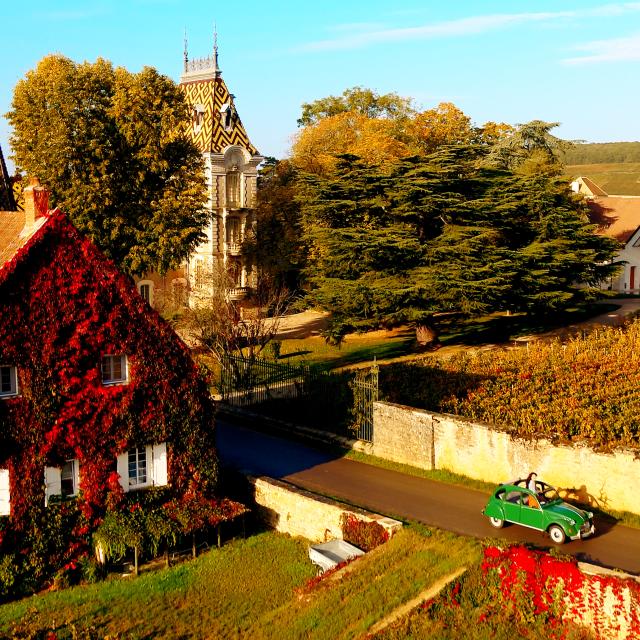 Château d'Aloxe Corton en 2CV à l'automne