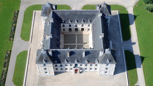 Chateau Ancy Le Franc Toit