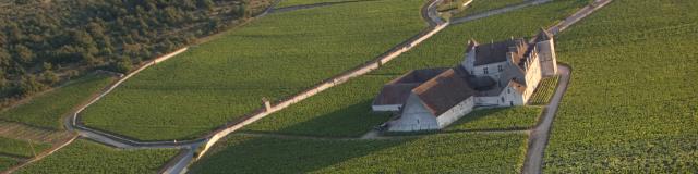 Château du Clos de Vougeot vu du ciel en été