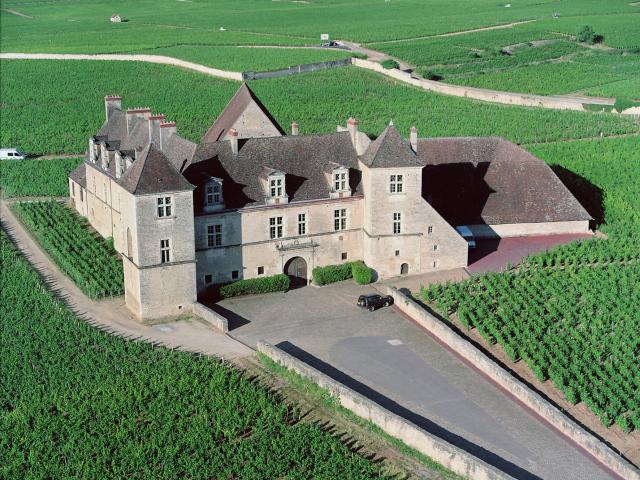 Château du Clos de Vougeot et son vignoble vu du ciel