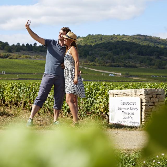 Couple Balade Vignoble Cote De Beaune