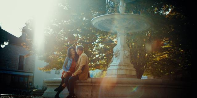 Couple devant la fontaine à Savigny-lès-Beaune