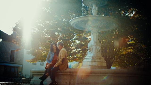 Couple in front of the fountain in Savigny-lès-Beaune