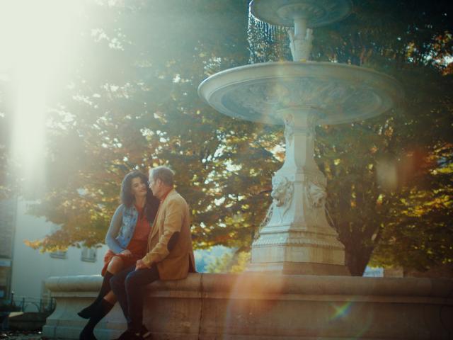 Couple devant la fontaine à Savigny-lès-Beaune