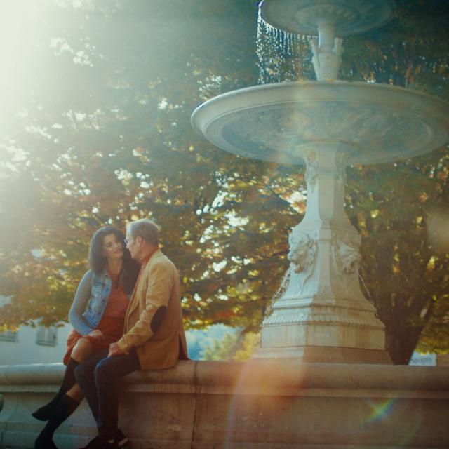 Couple in front of the fountain in Savigny-lès-Beaune