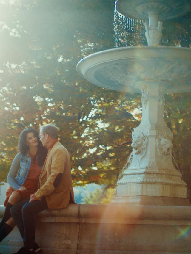 Couple devant la fontaine à Savigny-lès-Beaune