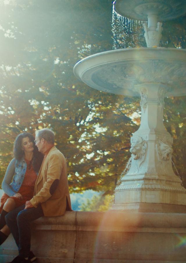 Couple devant la fontaine à Savigny-lès-Beaune