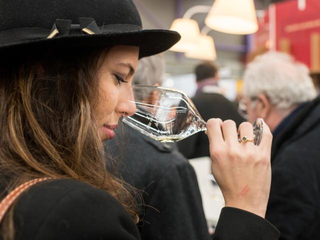 Femme déguste verre de vin Fête Grands Vins Bourgogne