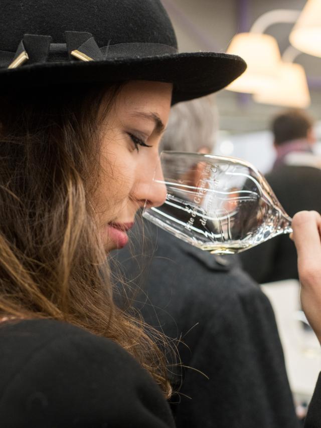 Vrouw proeft glas wijn Bourgogne Wijnfestival