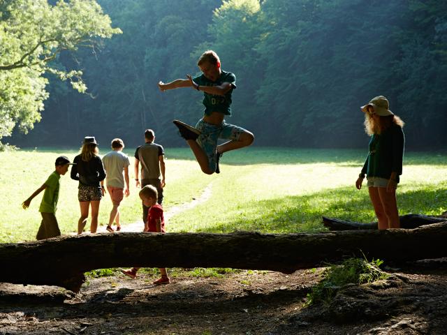 Enfant Famille Jeux Parc Bout Du Monde Hautes Cotes De Beaune