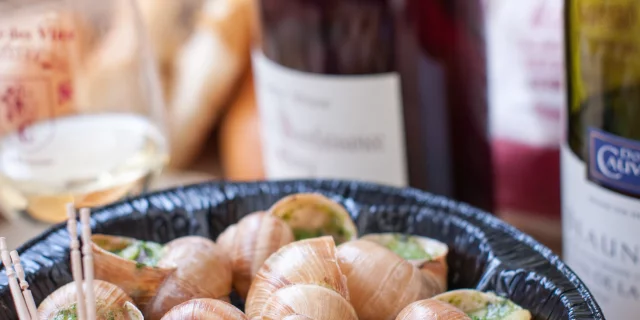 Gastronomie Cassolette Escargots verre de Chardonnay