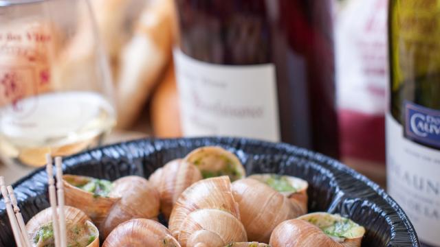 Gastronomie Cassolette Escargots verre de Chardonnay