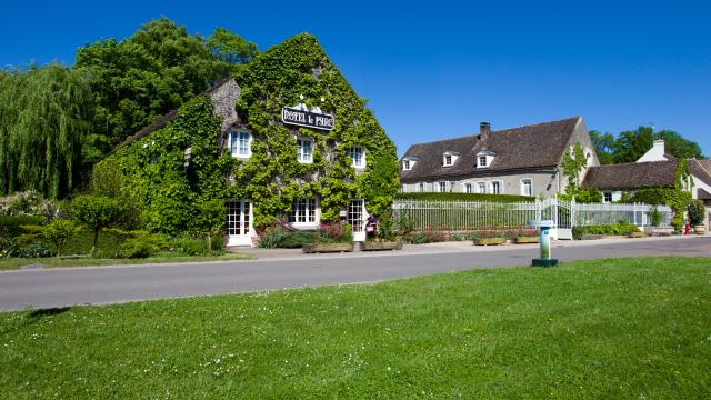 Hostellerie De Levernois Façade vigne vierge pelouse parc