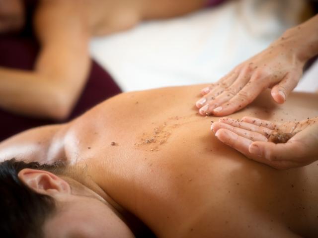 Massage exfoliant dos au Spa La Cueillette à Meursault