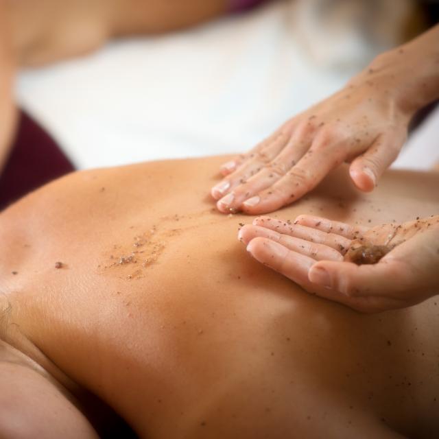 Massage exfoliant dos au Spa La Cueillette à Meursault