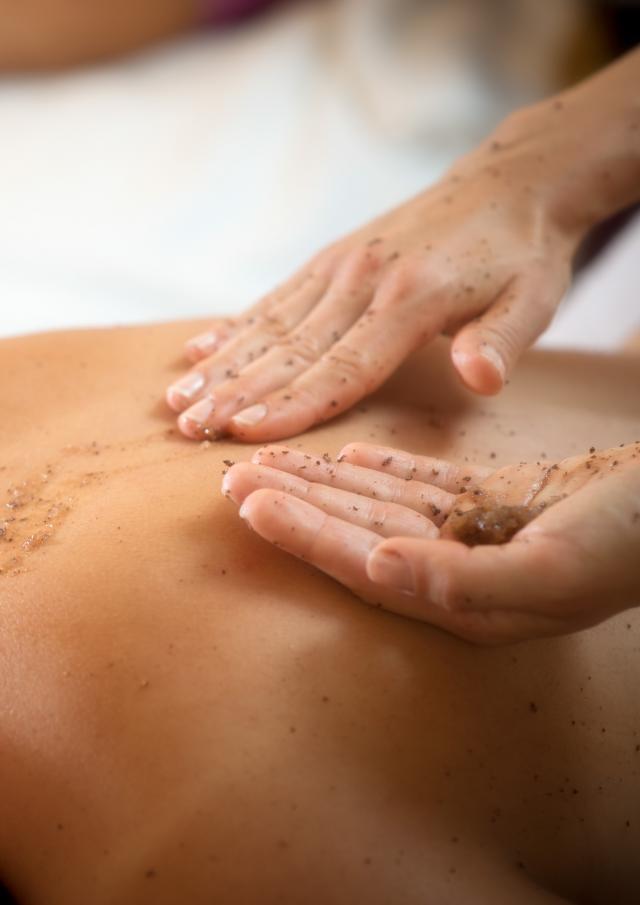 Exfoliating back massage at Spa La Cueillette in Meursault