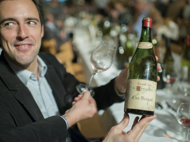 Dégustation d'un Clos de Vougeot 1937 à la Paulée de Meursault