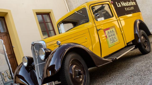 Traction aux couleurs de la Moutarderie Fallot à Beaune