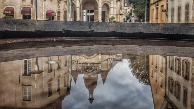 Kollegiatskirche ein Regentag Spiegel Wasser Brunnen Beaune