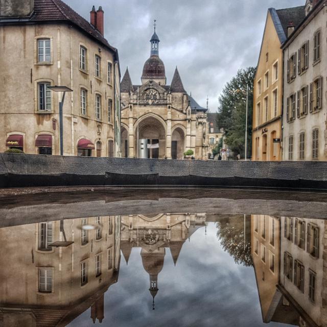 Colegiata en un día lluvioso espejo fuente de agua Beaune