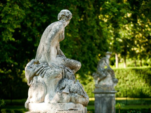 Statue of a woman with her back to Savigny-lès-Beaune