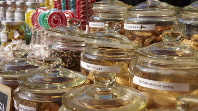 Bocaux de biscuits au stand du marché Chagny