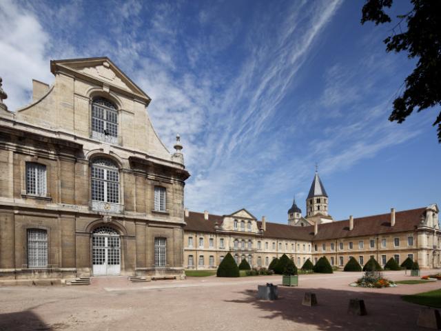 Bâtiment conventuel avec la façade sur le jardin de l'Abbaye de Cluny