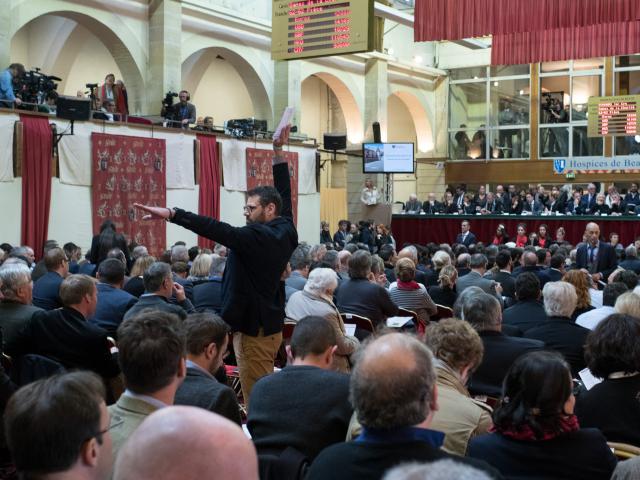 Vente aux enchères sous les halles de Beaune pour la vente des vins