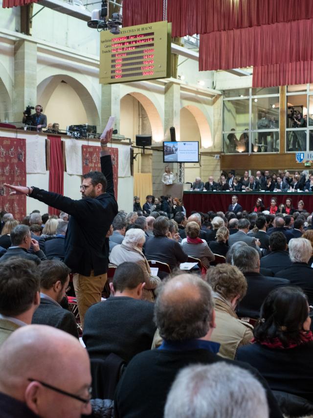 Vente aux enchères sous les halles de Beaune pour la vente des vins