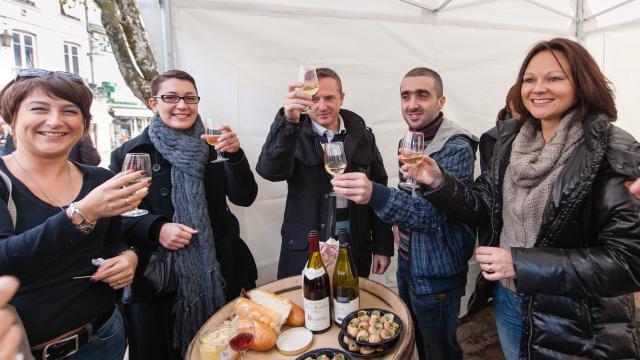 stand de vins devant la place Carnot installé à l'occasion de la vente des vins des Hospices de Beaune en 2023