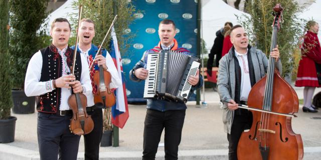 Groupe de musique place Carnot pour la vente des vins