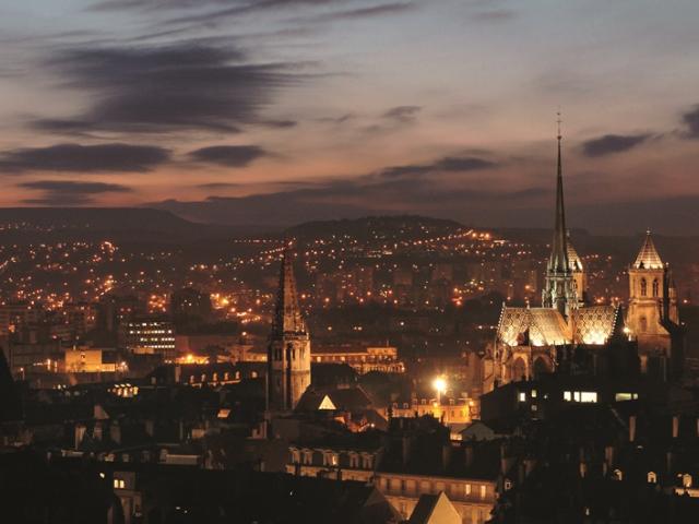 Vue nocturne de Dijon depuis la tour Philippe le Bon, églises Saint-Philibert et Saint-Bénigne