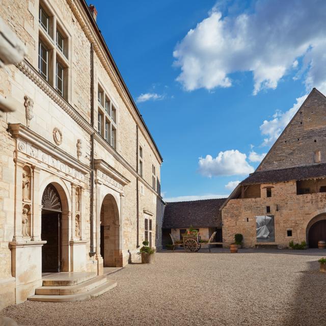 chateau-clos-de-vougeot-cour